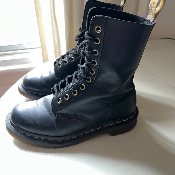 DOC MARTENS 1460 WOMEN'S SMOOTH LEATHER LACE UP BOOTS (VEGAN) - Picture 2 of 10